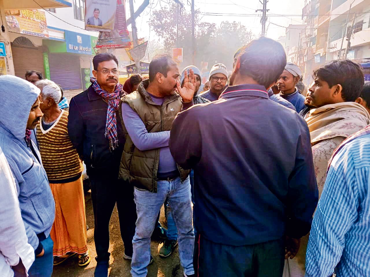 Buxar News: नाले को अतिक्रमण कर बनाये गये अस्थायी निर्माण पर चली जेसीबी