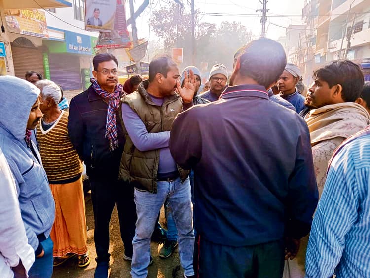 Buxar News: नाले को अतिक्रमण कर बनाये गये अस्थायी निर्माण पर चली जेसीबी