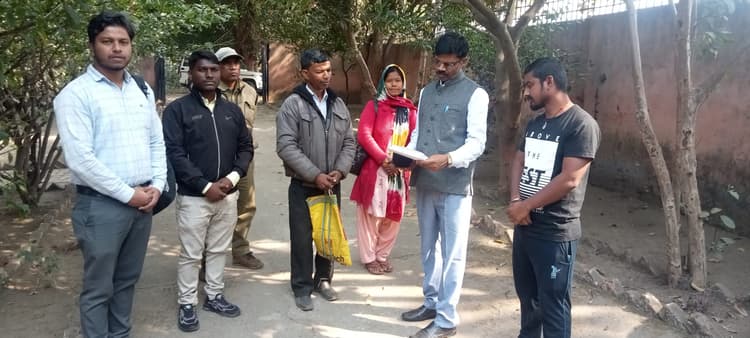 East Singhbhum News : आदिम जनजाति के 60 बच्चों के लिए आता है मात्र तीन किलो दूध