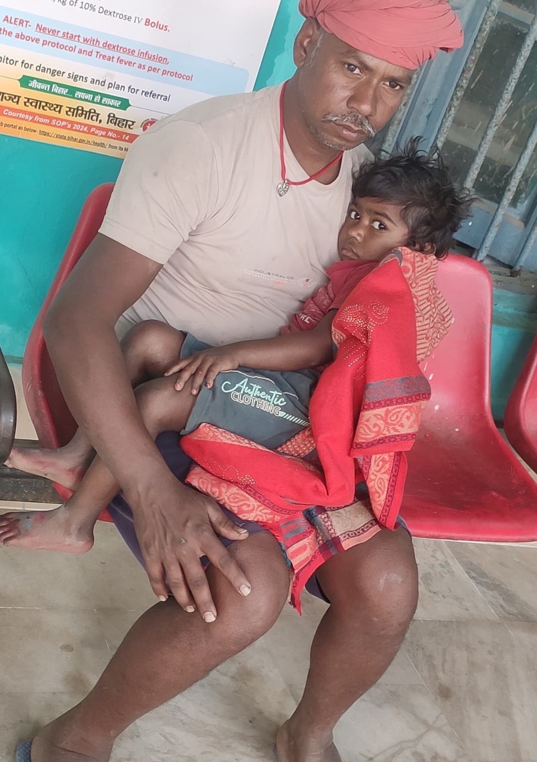 घर से बाहर निकलते ही बाइक की चपेट में आयी बच्ची, रेफर