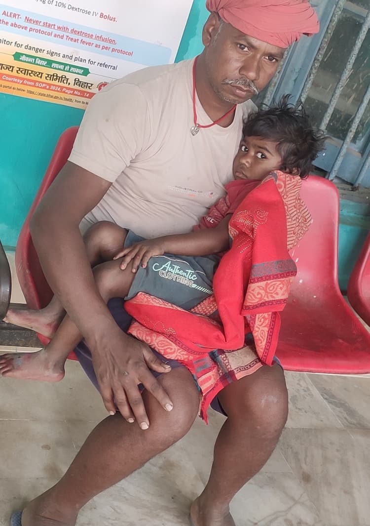 घर से बाहर निकलते ही बाइक की चपेट में आयी बच्ची, रेफर