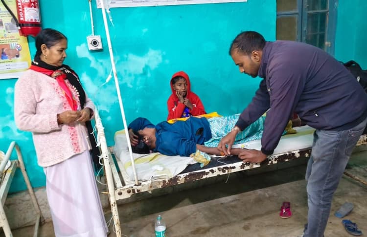 बाइक की ठोकर से मां-बेटी घायल, महिला रेफर