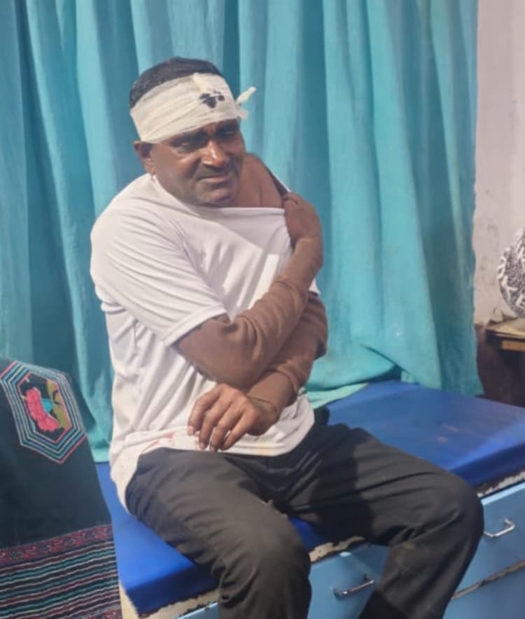 ट्रक व कार में जबरदस्त टक्कर, कार सवार तीन लोग घायल