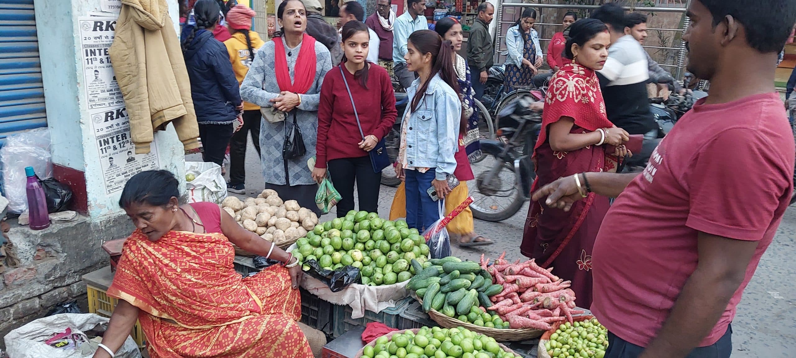 सरस्वती पूजा को लेकर बाजारों में उमड़ी भीड़