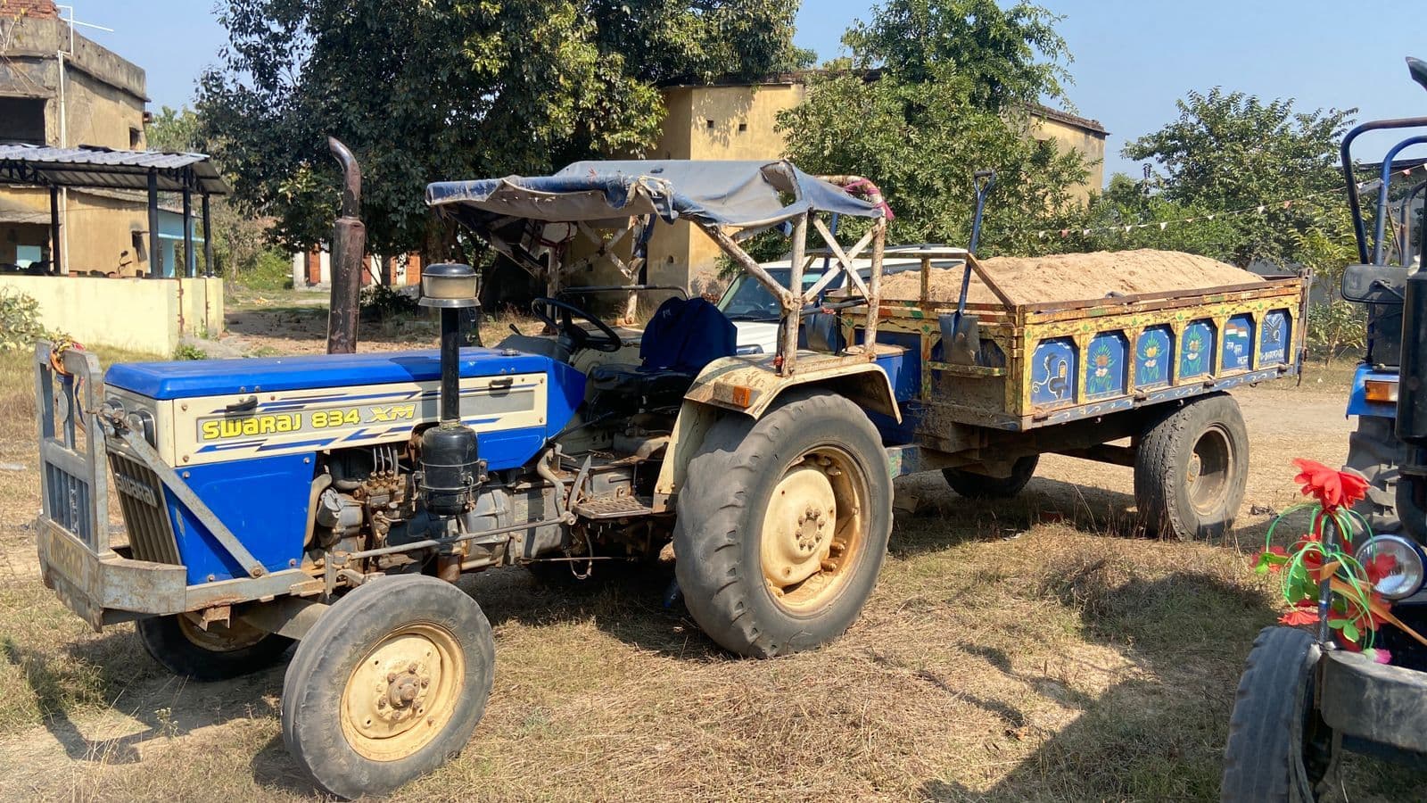 सिकनी के पास बालू लदे दो ट्रैक्टर जब्त