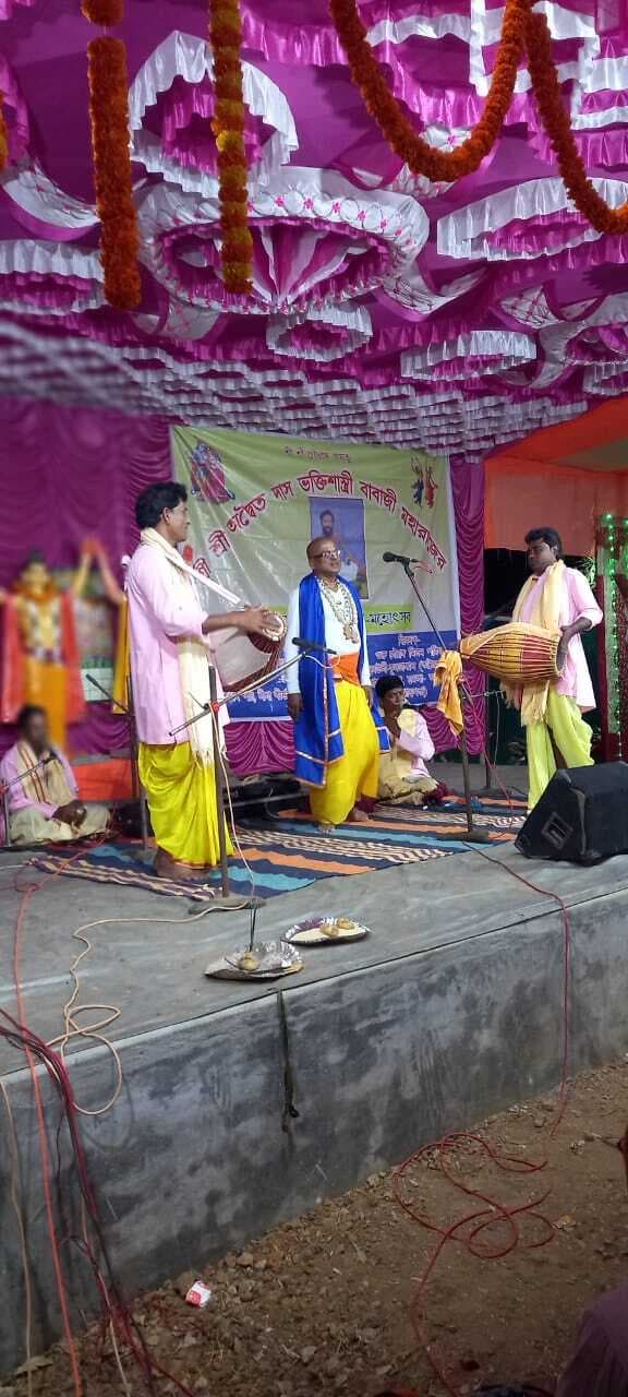 नरहरि दास बाबाजी ने श्रीकृष्ण-राधारानी लीला पर किया भजन-कीर्तन