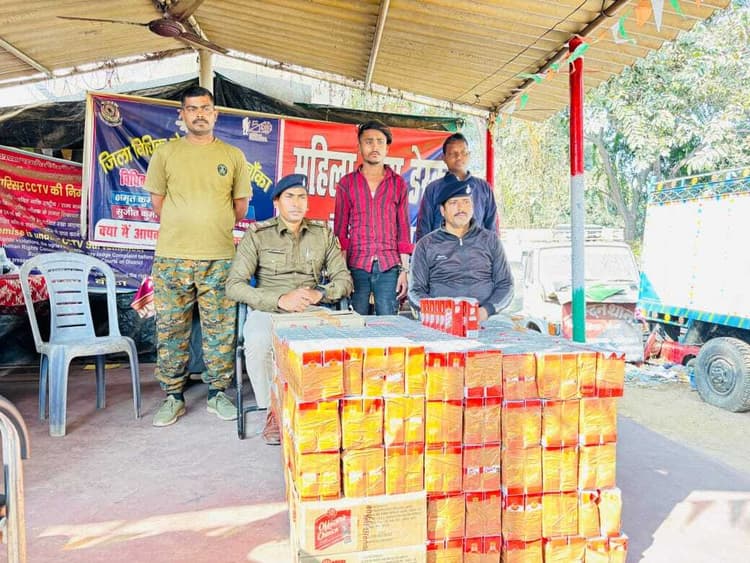 पिकअप वैन के गुप्त चैंबर से भारी मात्रा में विदेशी शराब बरामद