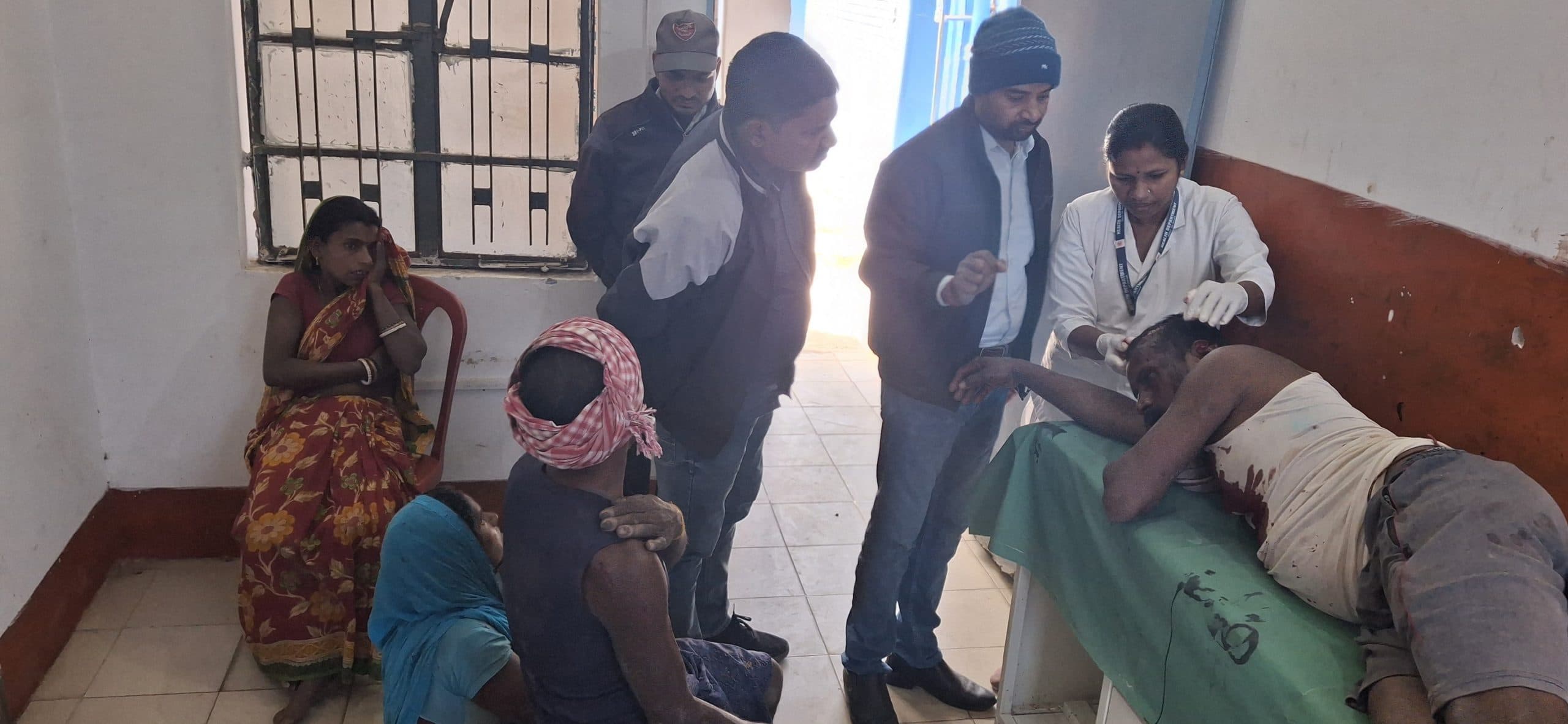 दो पक्षों के बीच मारपीट में तीन महिला समेत आधा दर्जन जख्मी, रेफर