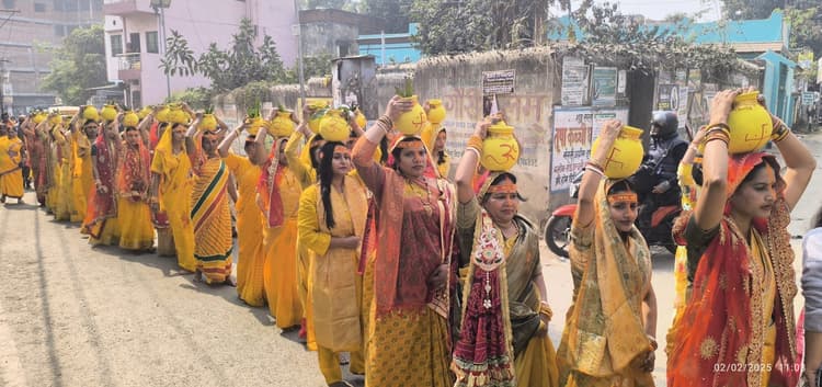 Giridih News: ओंकारेश्वर शिवालय की प्राण प्रतिष्ठा को ले निकाली कलश यात्रा