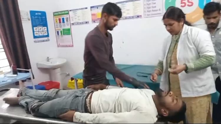 बाइक व टोटो की टक्कर में आधे दर्जन लोग जख्मी, दो रेफर