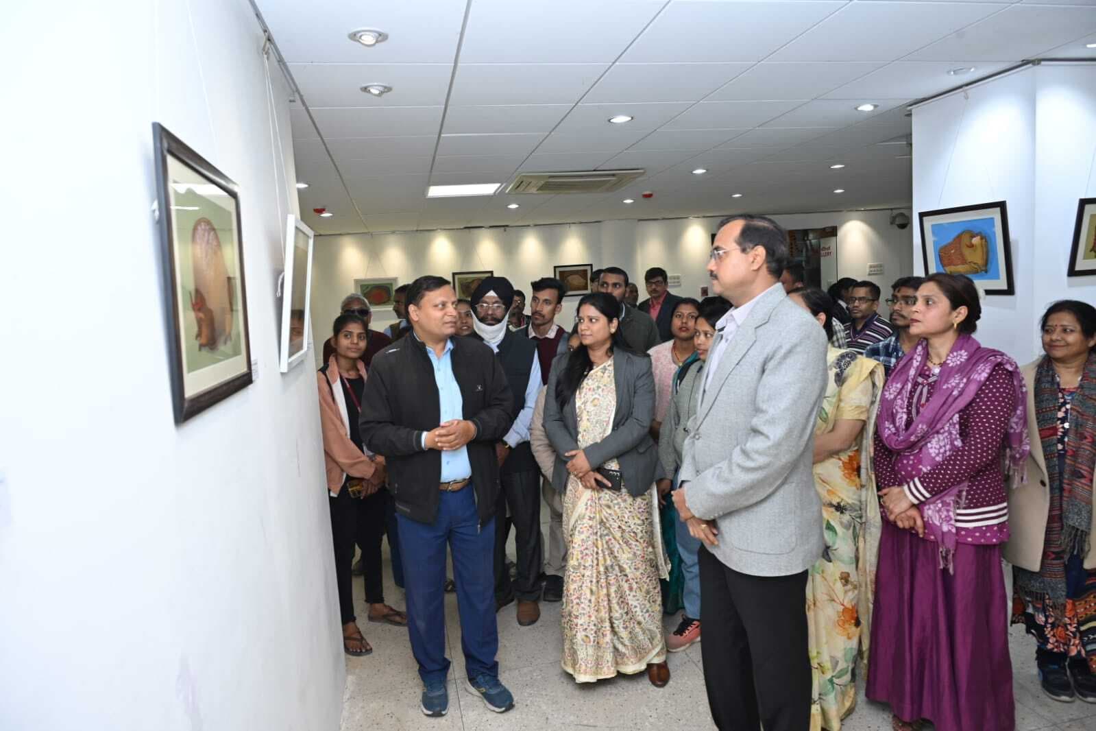 चित्रकार सुलेमान की एकल कला प्रदर्शनी का हुआ उद्घाटन
