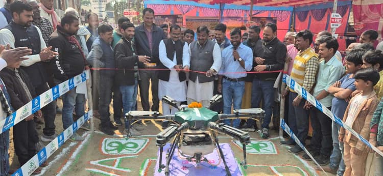 सलहा चंदन में ड्रोन से कीटनाशक छिड़काव की बतायी विधि