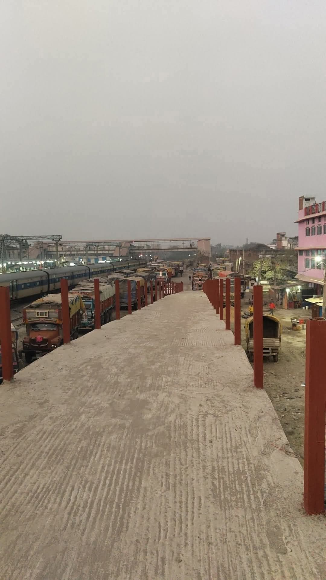 Darbhanga News: लहेरियासराय स्टेशन पर लो-कॉस्ट ओवर ब्रिज का निर्माण अंतिम चरण में