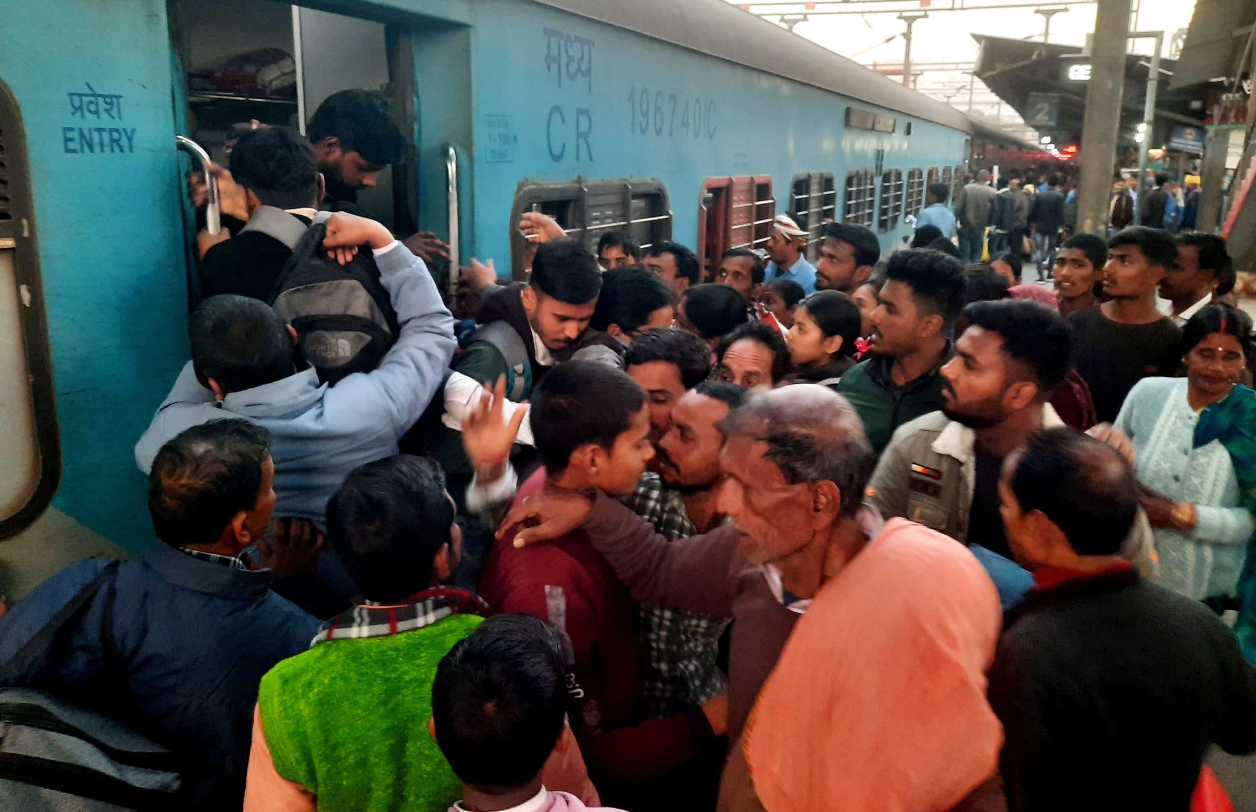 पवन एक्सप्रेस में चढ़ने के लिए अफरातफरी, हजारों श्रद्धालु हुए रवाना