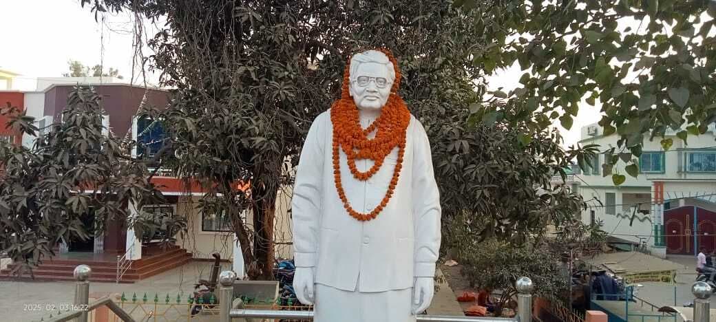 राष्ट्र नायकों की प्रतिमाओं पर पड़ रही उपेक्षा की धूल