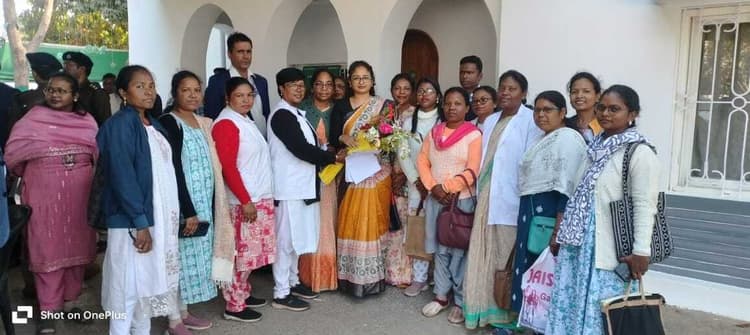 अनुबंधकर्मियों ने सीएम व कल्पना सोरेन को सौंपा आठ सूत्री मांग-पत्र