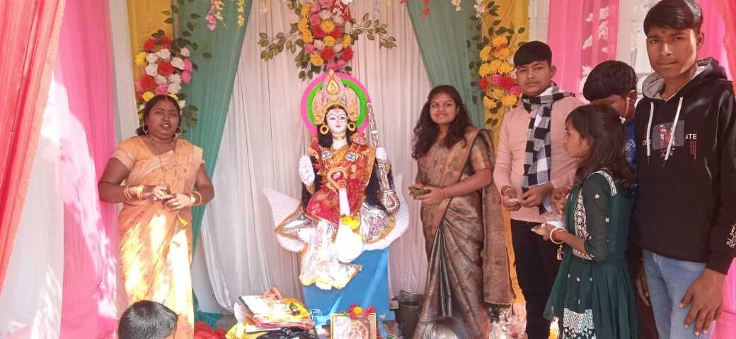 भक्ति के साथ बेतला में मना सरस्वती पूजा