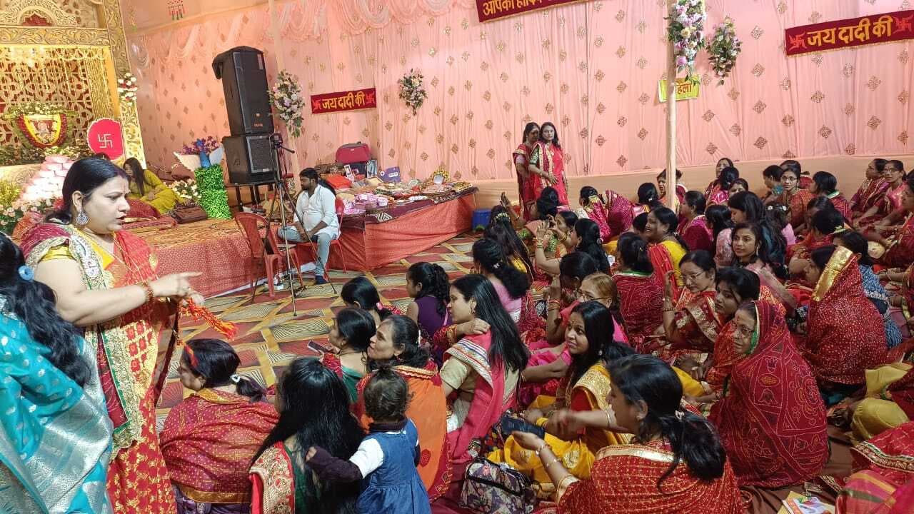 महिलाओं के मंगलपाठ से भक्तिमय हुआ माहौल, चढ़ा छप्पनभोग