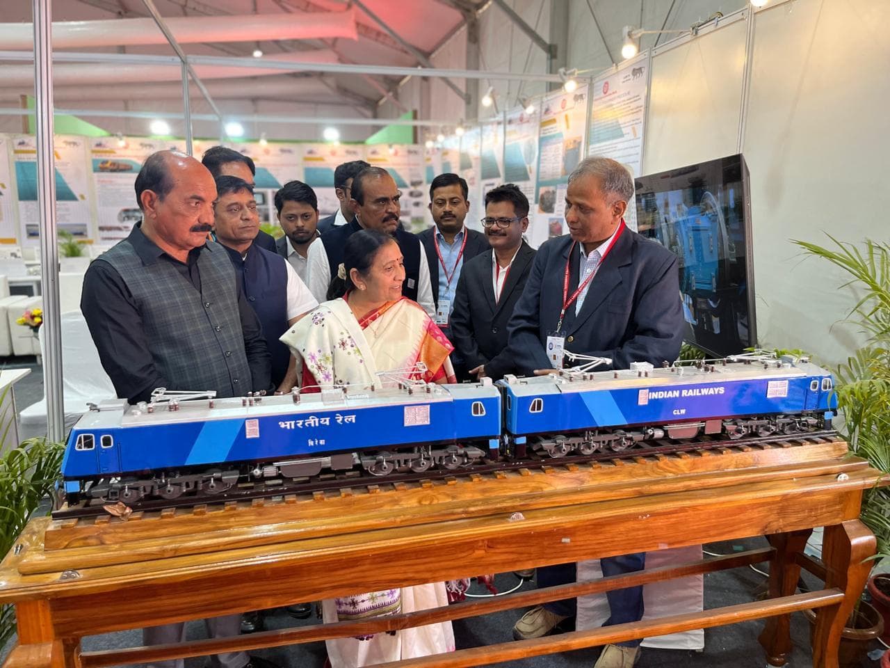 गुजरात में प्रदर्शनी में छाये चिरेका के इलेक्ट्रिक लोकोमोटिव