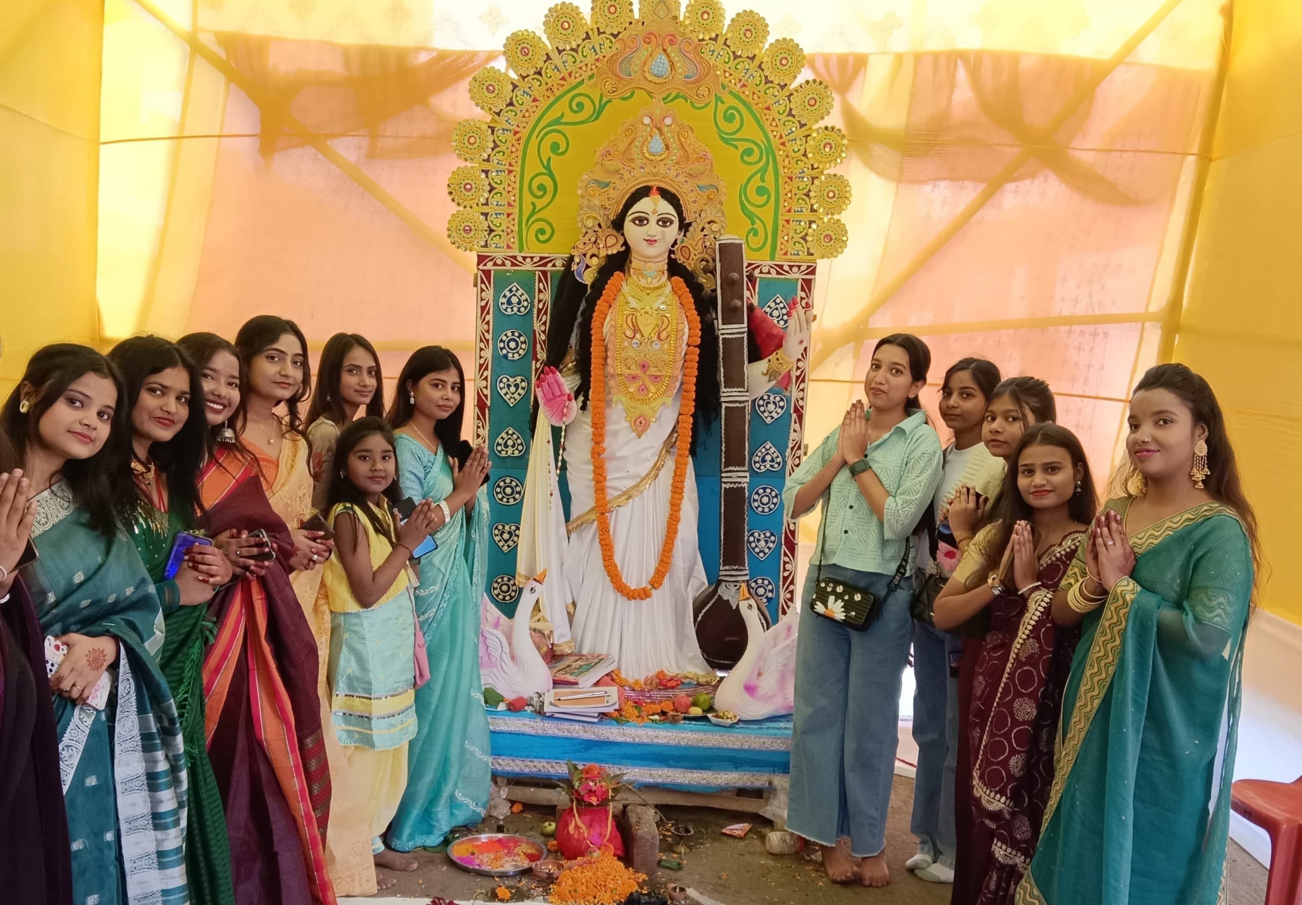 जिले भर में धूमधाम से की गयी मां शारदे की पूजा