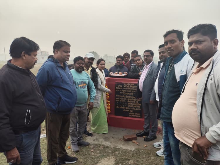 छठ घाट जीर्णोद्धार कार्य का नप अध्यक्ष ने किया शिलान्यास