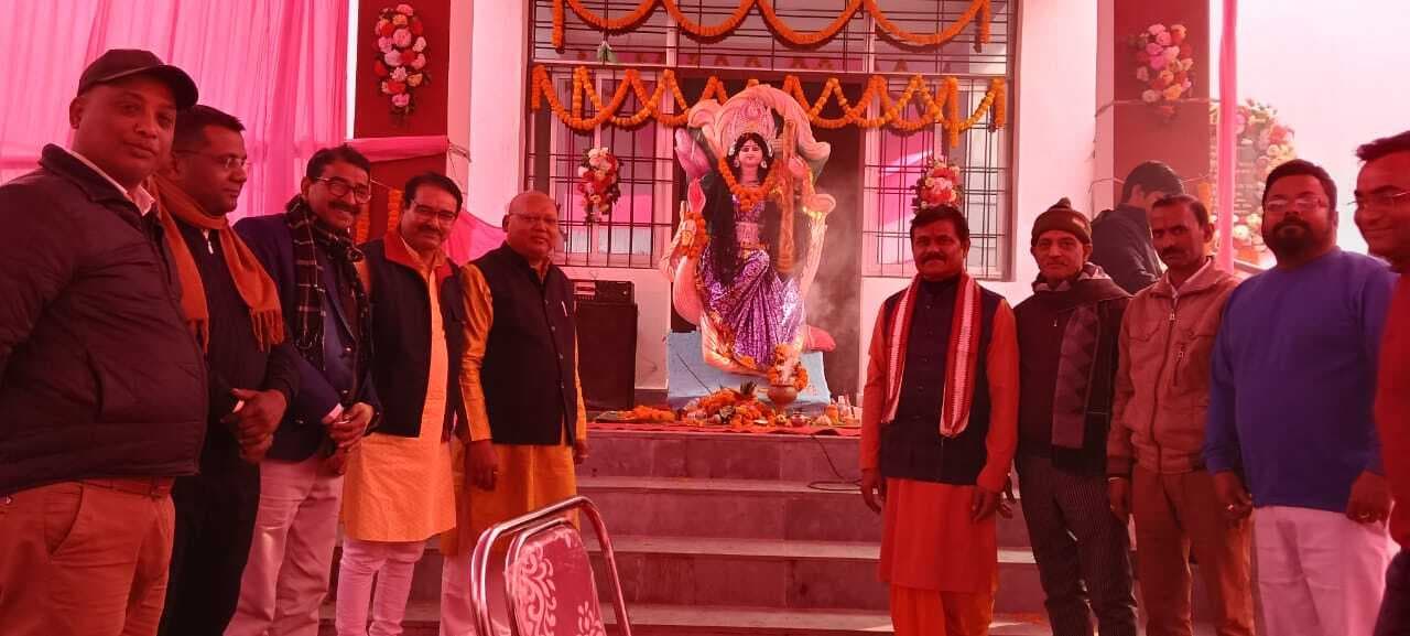 वर दे, वीणा वादिनि वर दे की प्रार्थना के साथ श्रद्धालुओं ने शहर के विभिन्न स्थानों पर की मां शारदे की विधि-विधान के साथ पूजा अर्चना