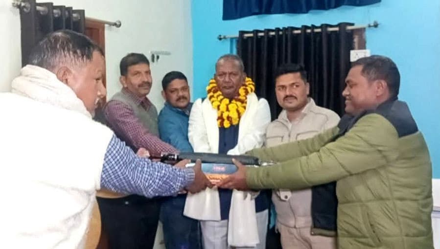 सेवानिवृत्ति पर एसआई को दी गयी विदाई