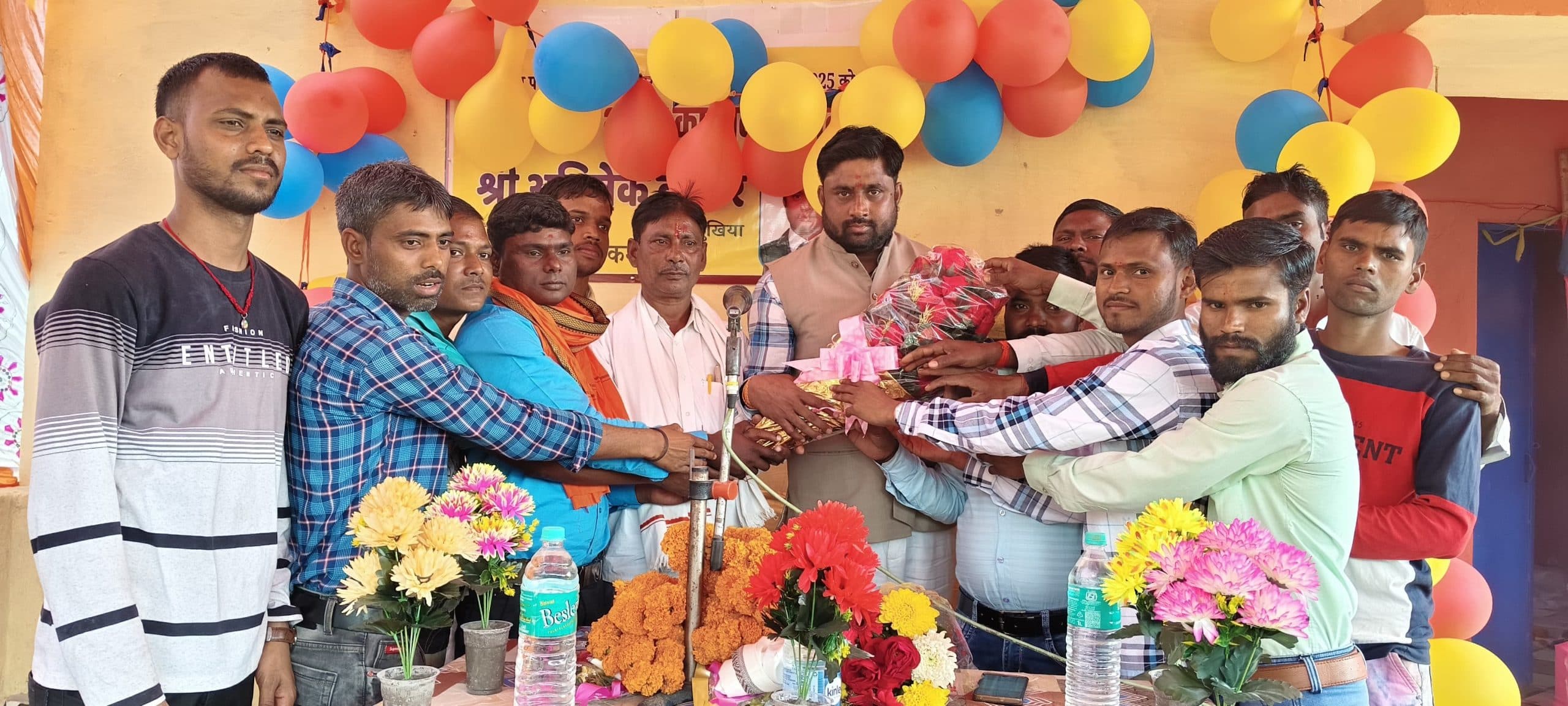 बरियापुर पंचायत के सामुदायिक भवन का मुखिया व सरपंच ने किया उद्घाटन