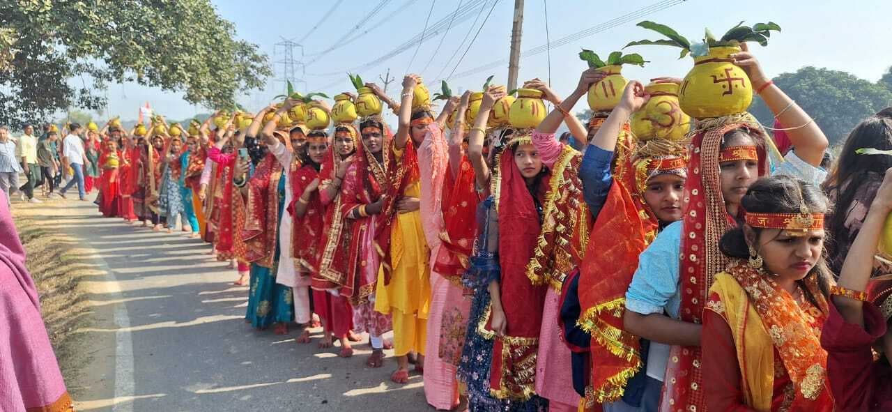 नवाह आयोजन को लेकर निकाली गयी कलश शोभायात्रा