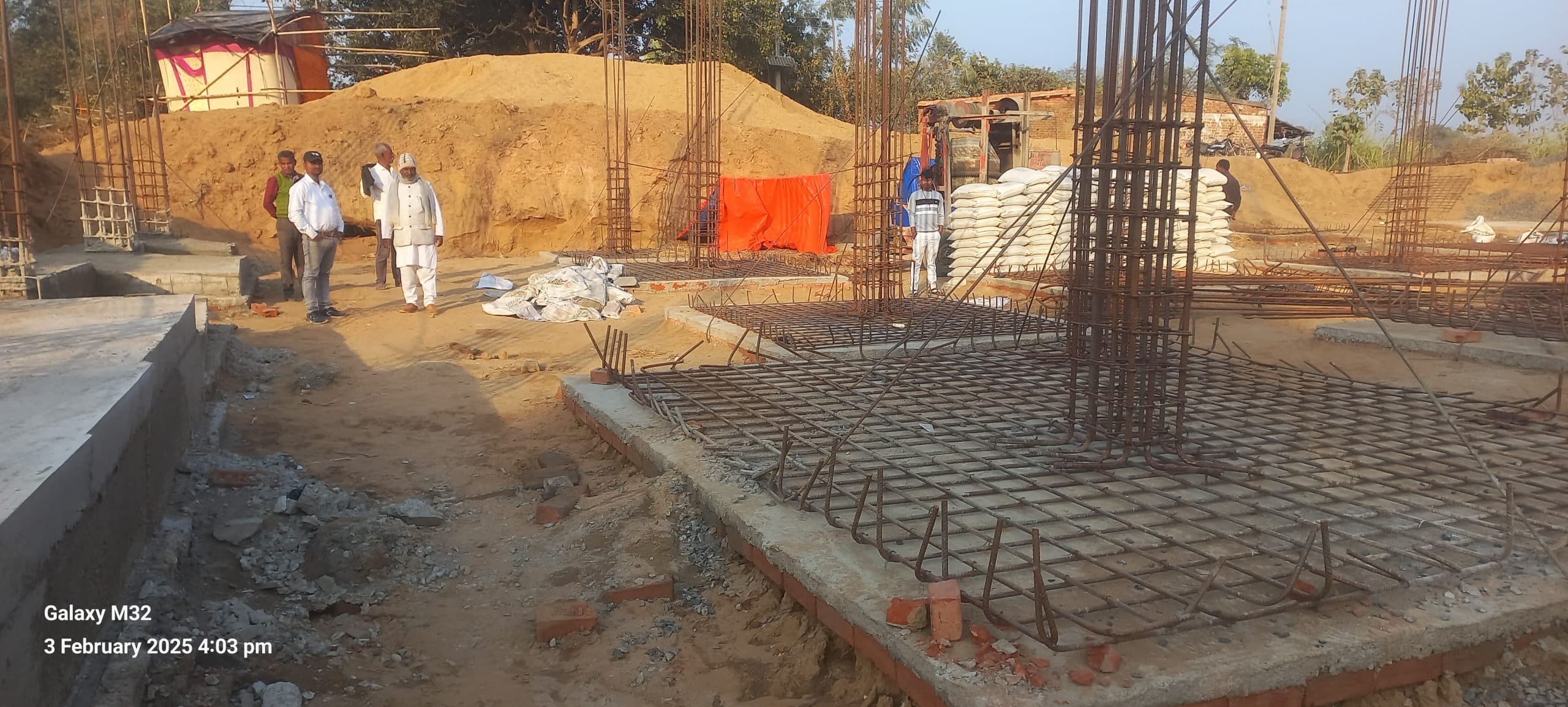 पंचायत भवन निर्माण कार्य में अनियमितता, मुखिया ने किया निरीक्षण