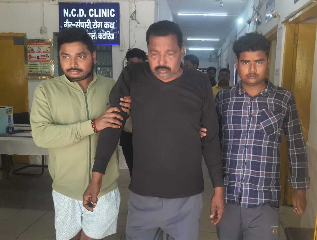 टाटा मैजिक व बाइक की टक्कर में पूर्व जिला परिषद सदस्य घायल