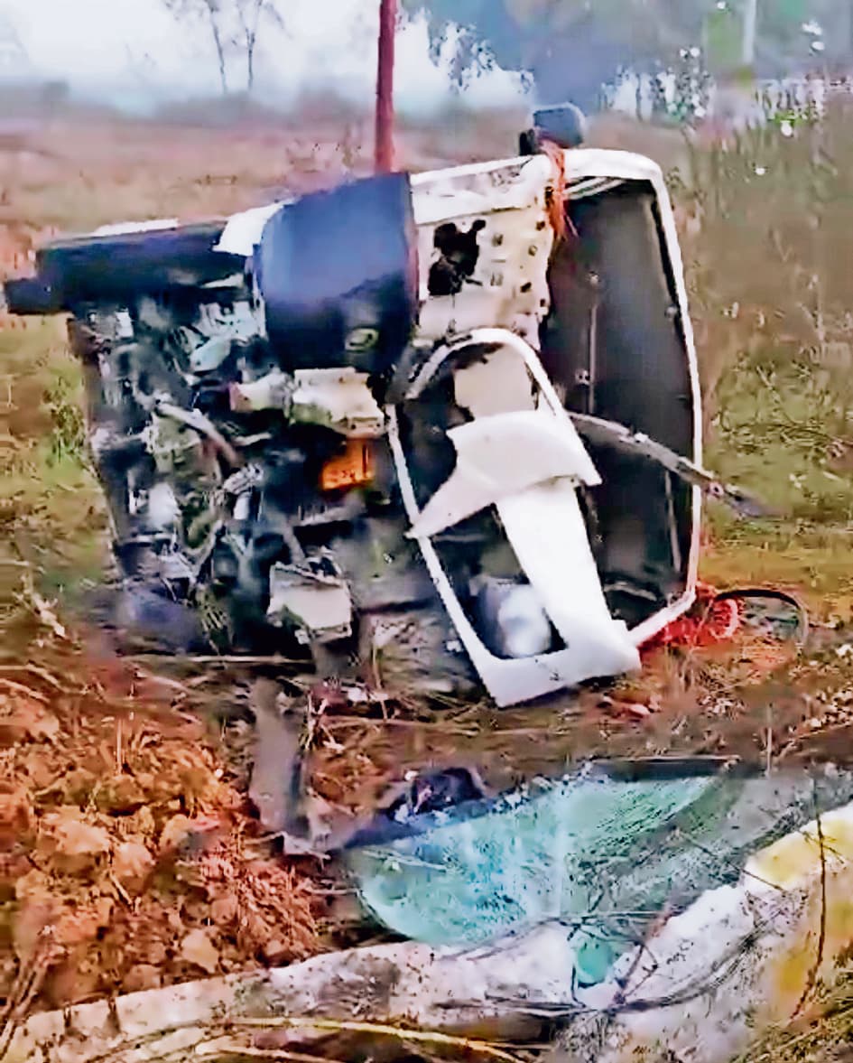 Buxar News:महाकुंभ से लौट रहे श्रद्धालुओं की गाड़ी पलटी, पांच हुए घायल