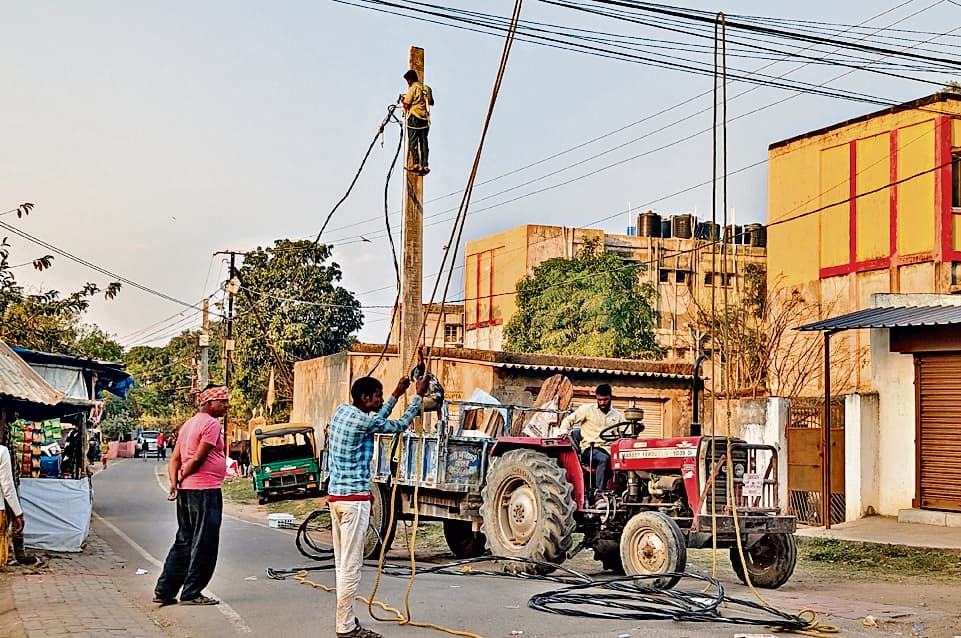 Ranchi News : राजधानी में सुरक्षित बिजली आपूर्ति के लिए बदले जा रहे हैं पुराने तार