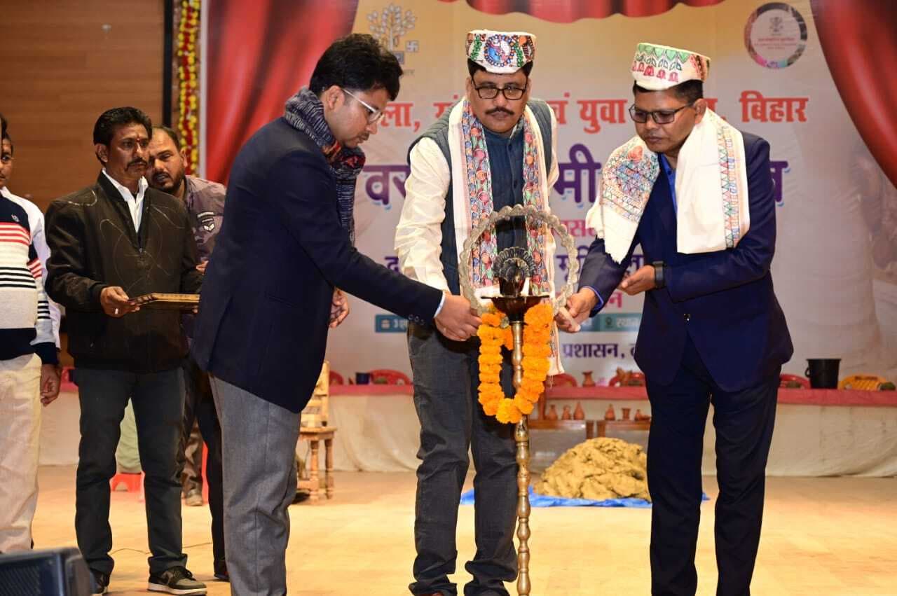 Darbhanga News: दरभंगा ऑडिटोरियम में बच्चे सीख रहे मूर्ति बनाने की कला