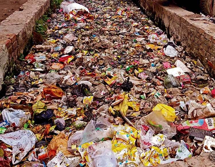 Chapra News : प्रतिबंध के बावजूद हो रहा पॉलीथिन का उपयोग, जाम हो रहे नाले