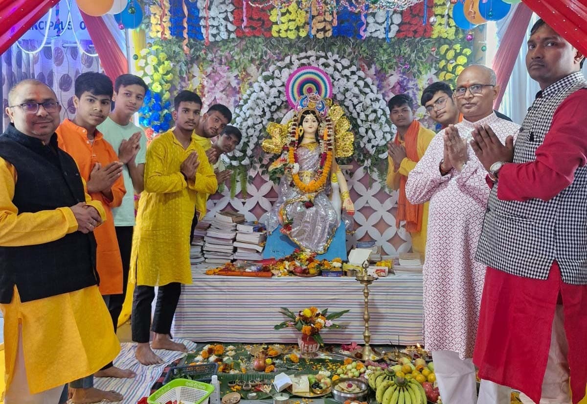 सरस्वती पूजा में दिखा बसंत उत्सव का उल्लास