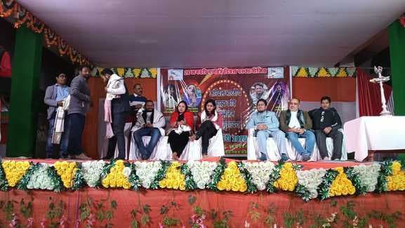 सर्द रातों में कवियों के व्यंग्य व वीर रस में ठहाका लगाते रहे श्रोता