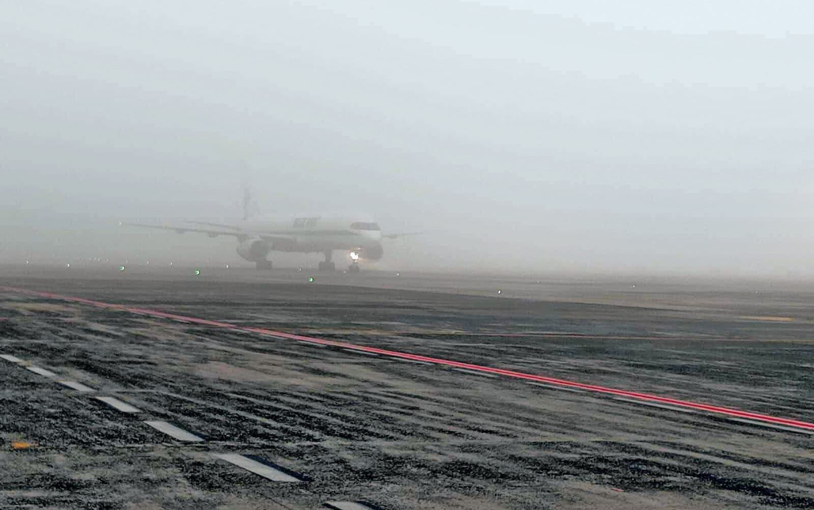 कोलकाता एयरपोर्ट पर विमान सेवाएं रहीं प्रभावित, 22 उड़ानों में देरी, यात्री परेशान