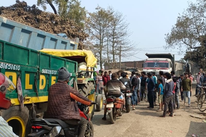 आक्रोशित लोगों ने ट्रैक्टरों को रोका, किया जाम