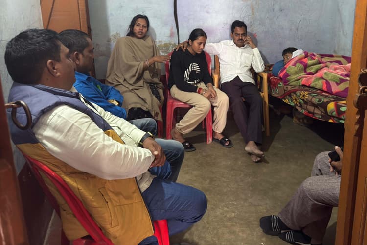 शोकाकुल परिजनों से मिल जितेंद्र यादव ने दी सांत्वना