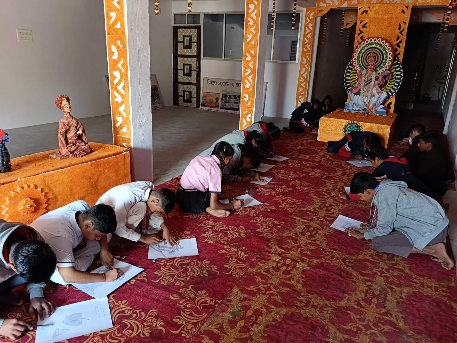 आम्रपाली केंद्र भवन में बच्चों ने उकेरी आकर्षक पेंटिंग