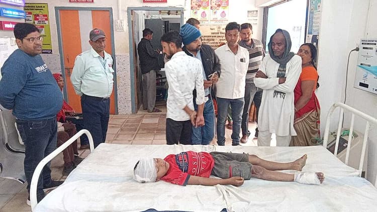 बाइक की टक्कर से सड़क किनारे खेल रहे मासूम की मौत