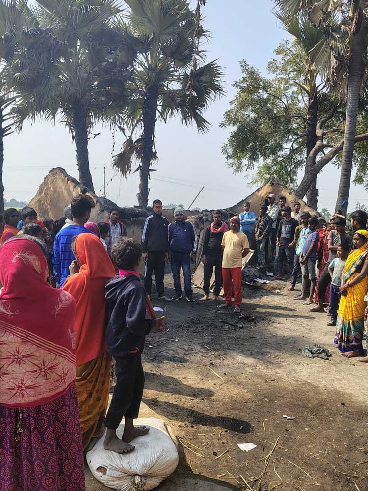 Gaya News : दो घरों में लगी आग, सामान जलकर राख