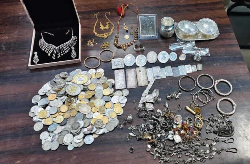 पकड़े गये आरोपित की निशानदेही पर सदर थाना की पुलिस ने जमीन खोदकर निकाला चोरी का सामान