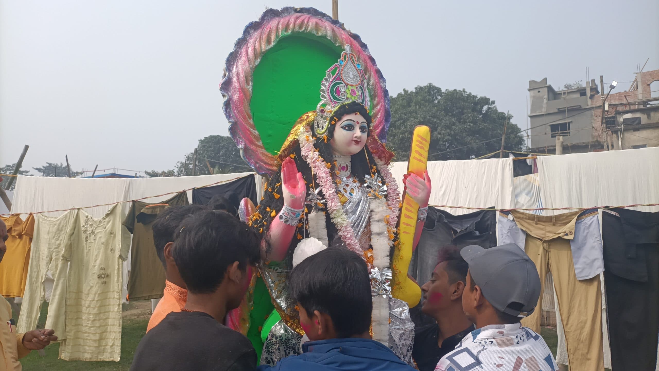 नम आंखों से मां शारदे को श्रद्धालुओं ने दी विदाई