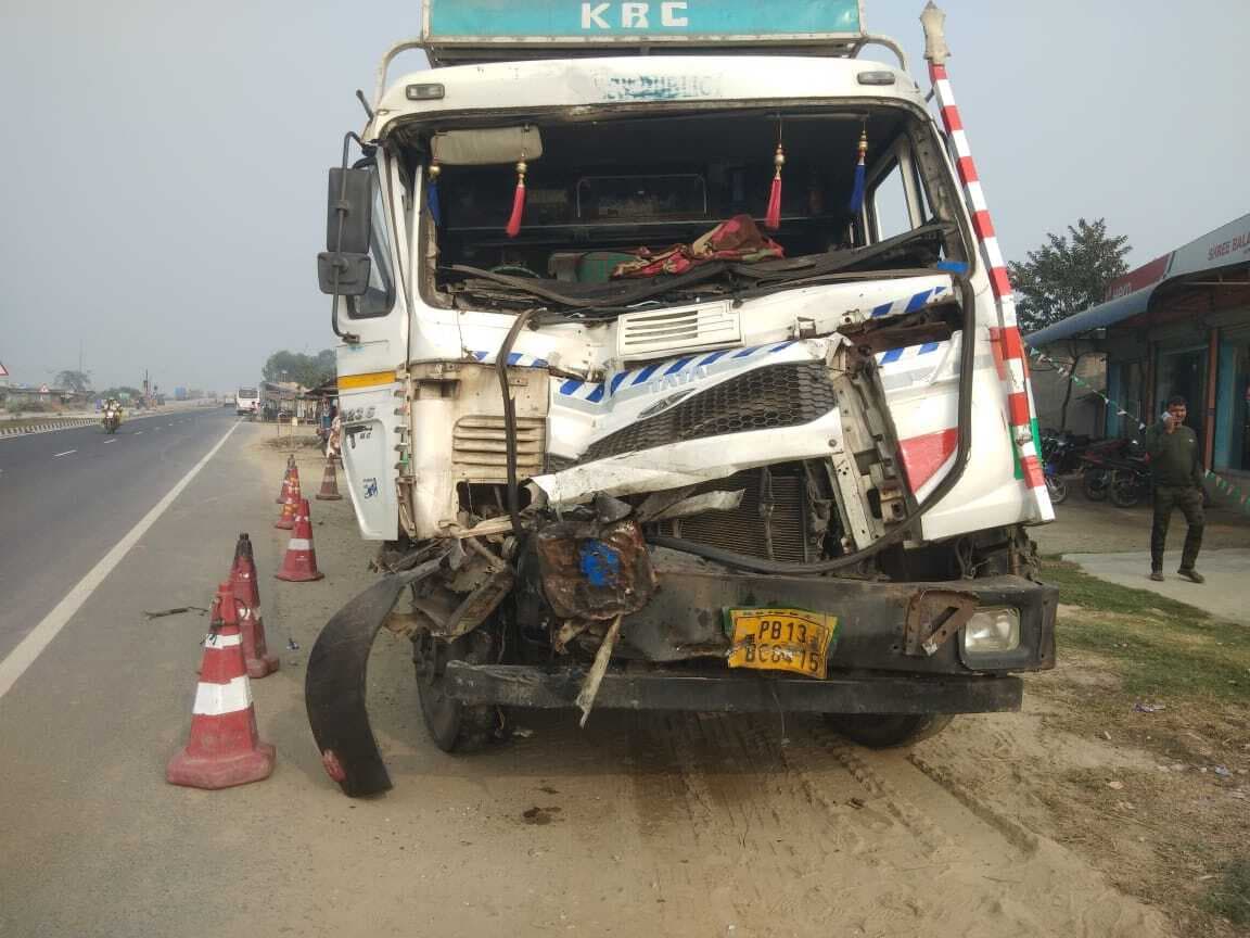 सड़क दुर्घटना में ट्रक क्षतिग्रस्त, चालक घायल