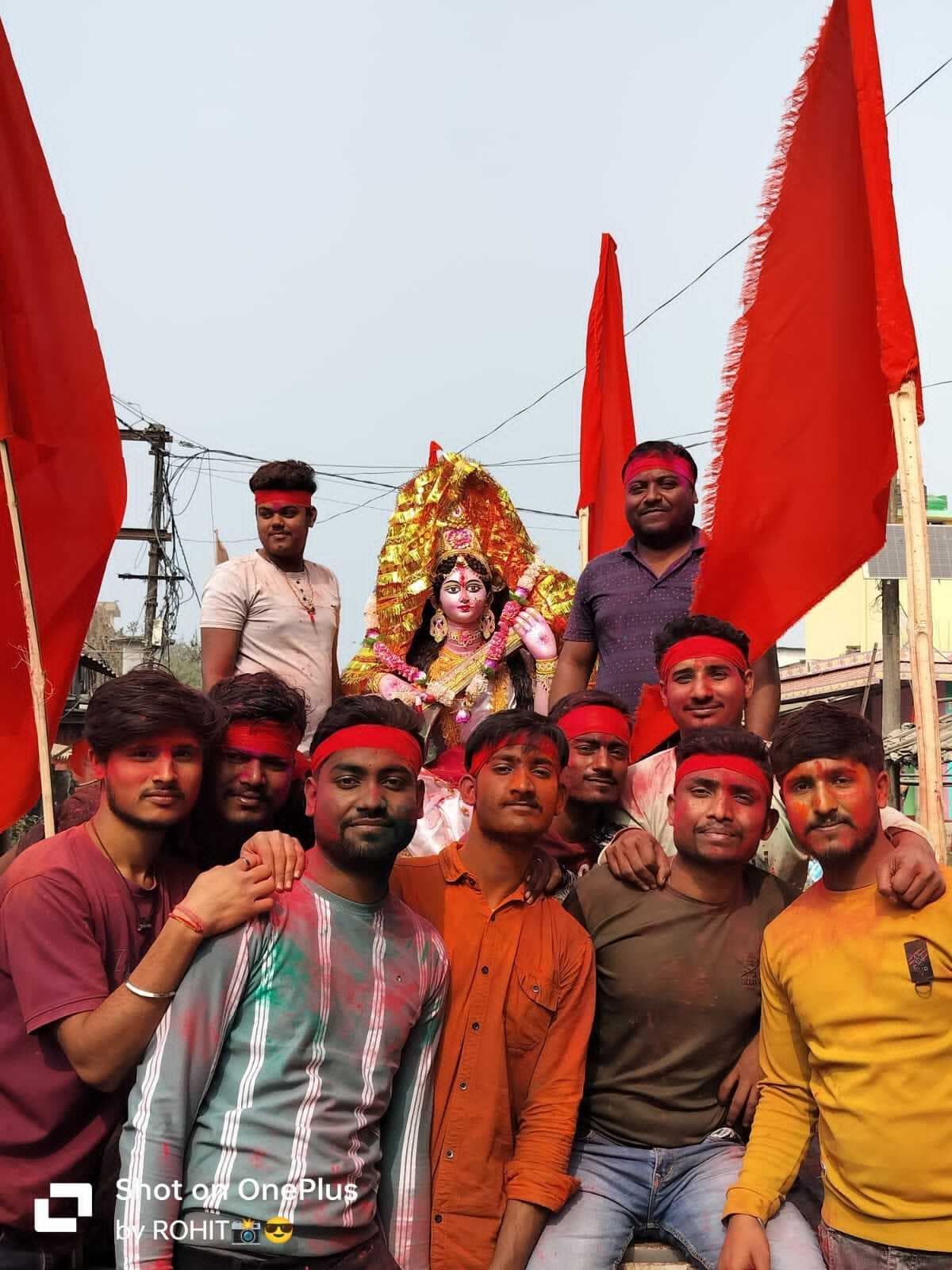 दिघलबैंक में गाजे-बाजे के साथ श्रद्धालुओं ने किया मां शारदे की प्रतिमा का विसर्जन