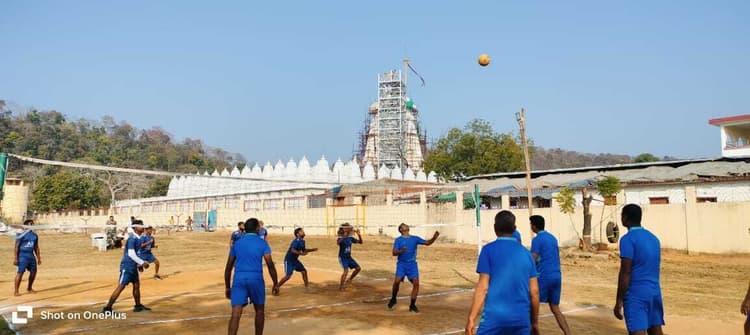 वॉलीबॉल प्रतियोगिता में युवाओं ने किया बेहतर प्रदर्शन