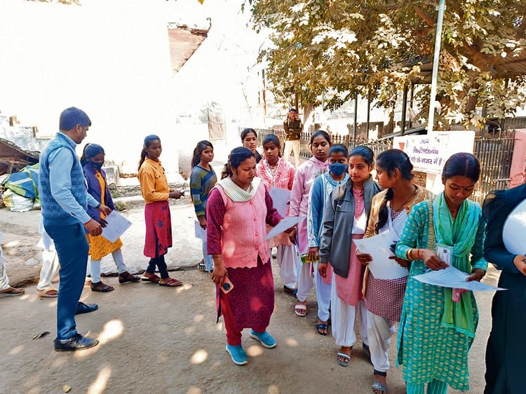 Buxar News: गणित के सवालों ने परीक्षार्थियों को किया परेशान