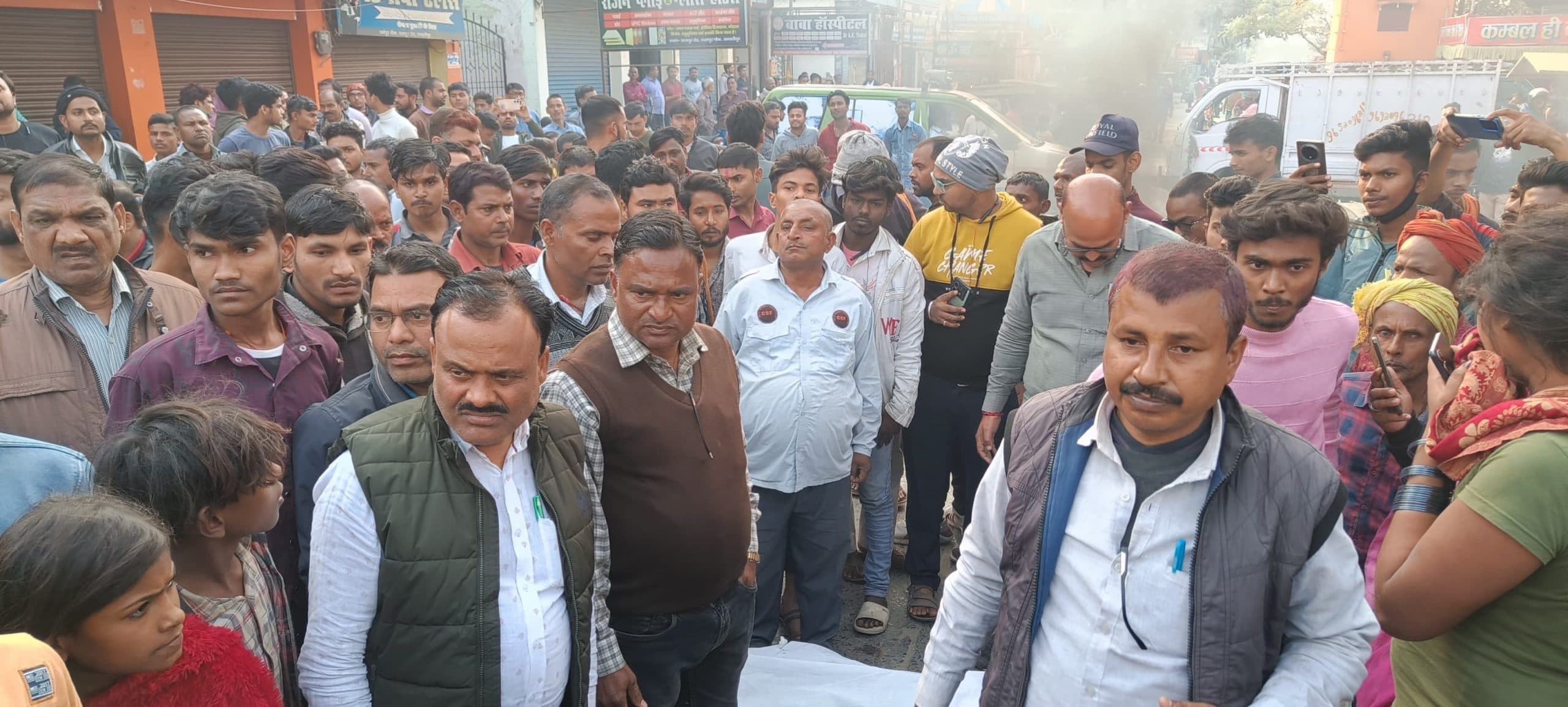 ट्रक की ठोकर से बाइक सवार इंटर की छात्रा की मौत, सड़क जाम